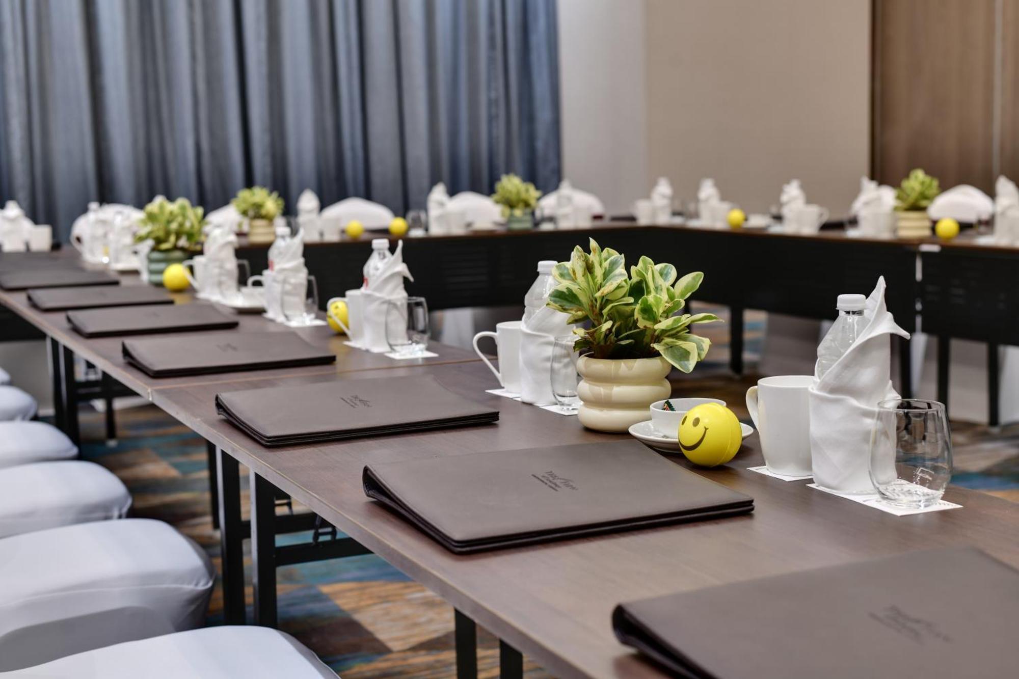 Hotel The Fern Residency, Gandhinagar Extérieur photo